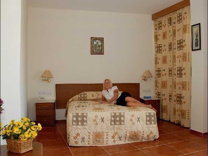 M. Moniatis Hotel 레메소스 외부 사진